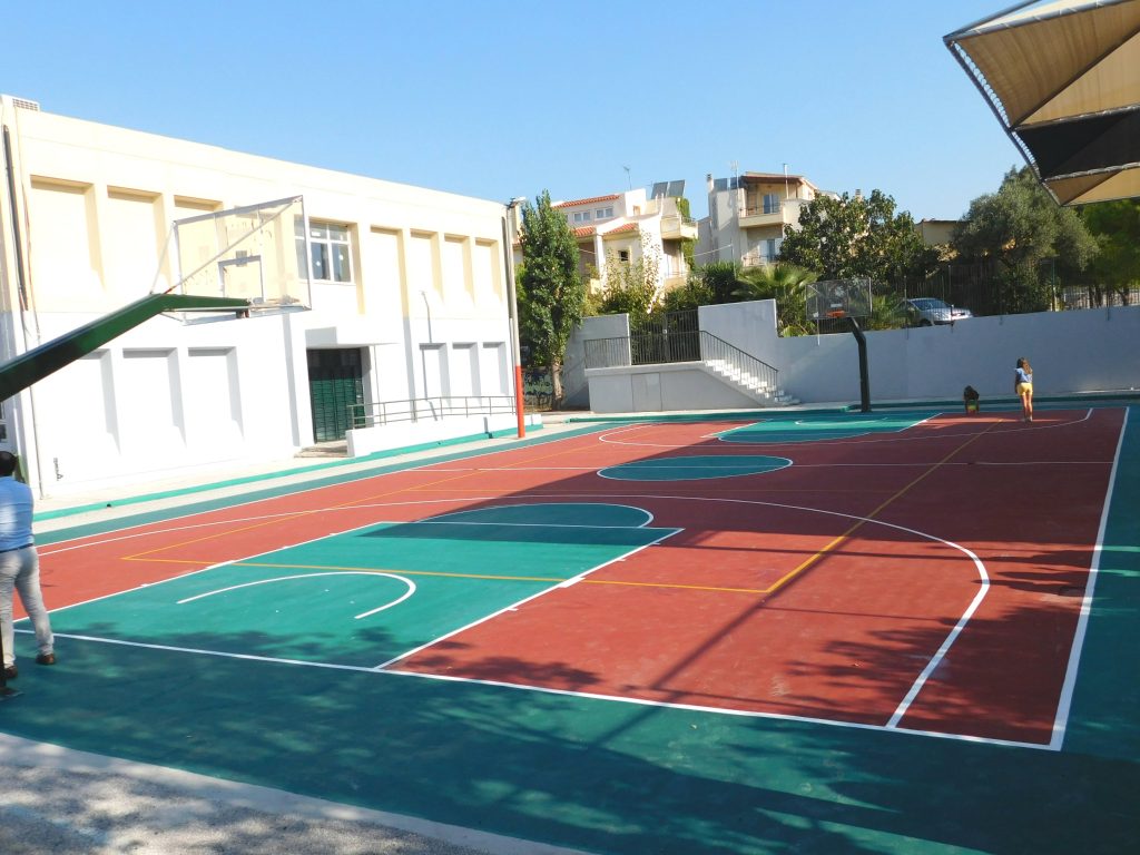 Ανοικτό γήπεδο μπάσκετ / βόλεϊ του σχολείου μας
