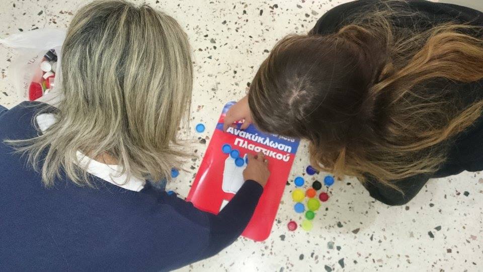 Μαθητές του σχολείου πάνω σε αφίσα ανακύκλωσης