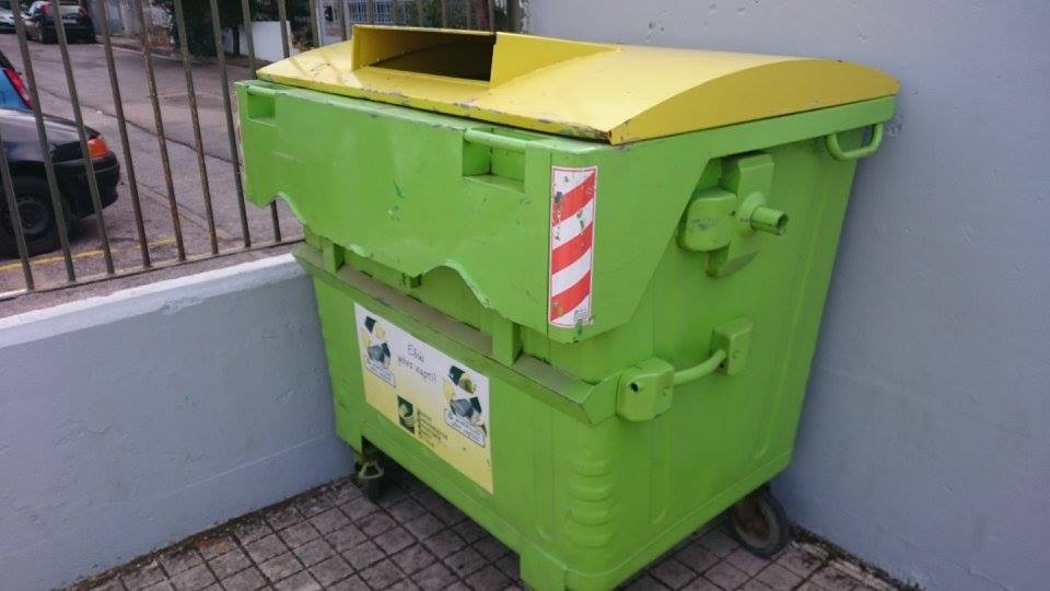 Πράσινος κάδος ανακύκλωσης στο σχολείου