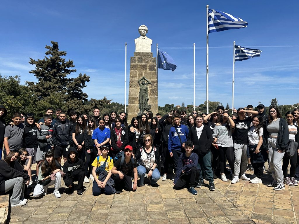 Μπορεί να είναι εικόνα 1 άτομο και μνημείο