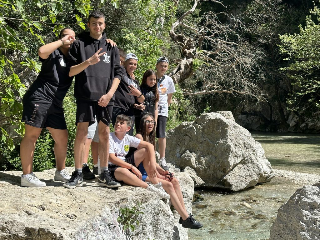 Μπορεί να είναι εικόνα 5 άτομα και δέντρο